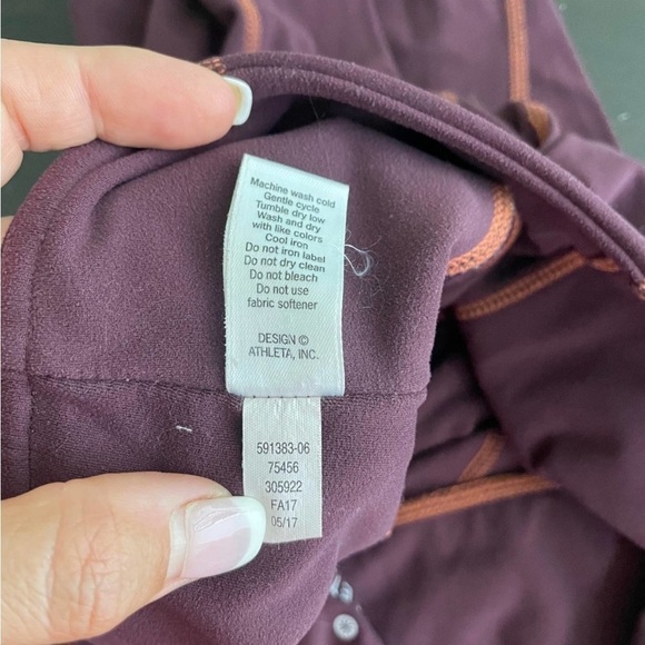 Athleta Salutation Capri Powervita in Cassis Flatlock Seams XS Wine Plum - Picture 8 of 9